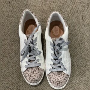 Universal Thread white sneakers size 11 women shoe
